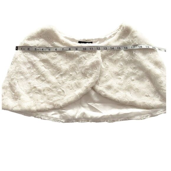 BCX White Faux Fur Shawl Snap Closure M Mobwife Classic Formal - Picture 3 of 6